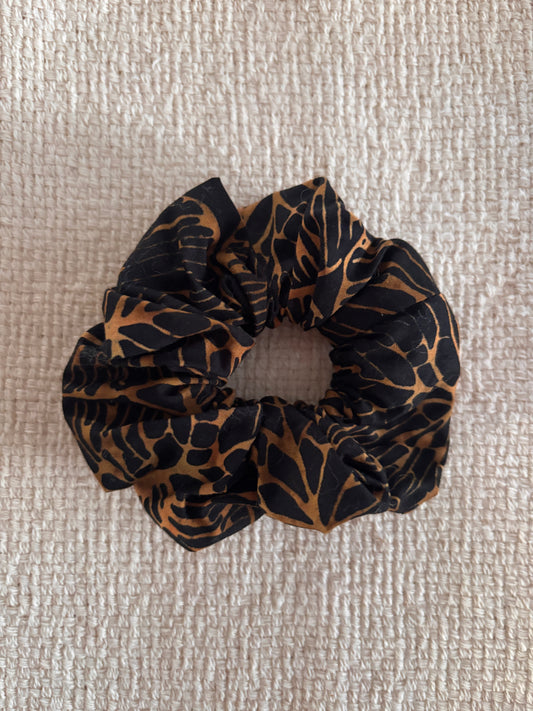 scrunchie : batik dyed cotton